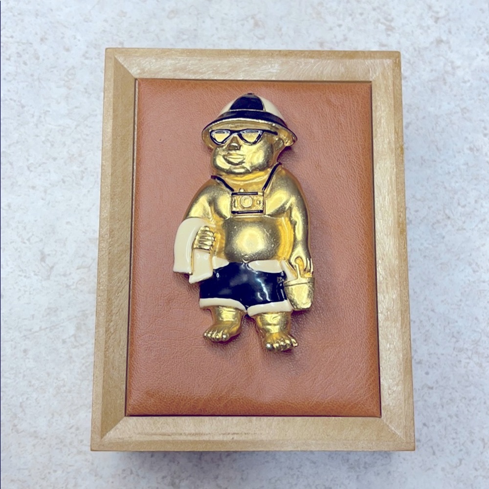 VINTAGE AJC FIGURAL”BEACH TOURIST” GOLD TONE BROOCH - Picture 2 of 8